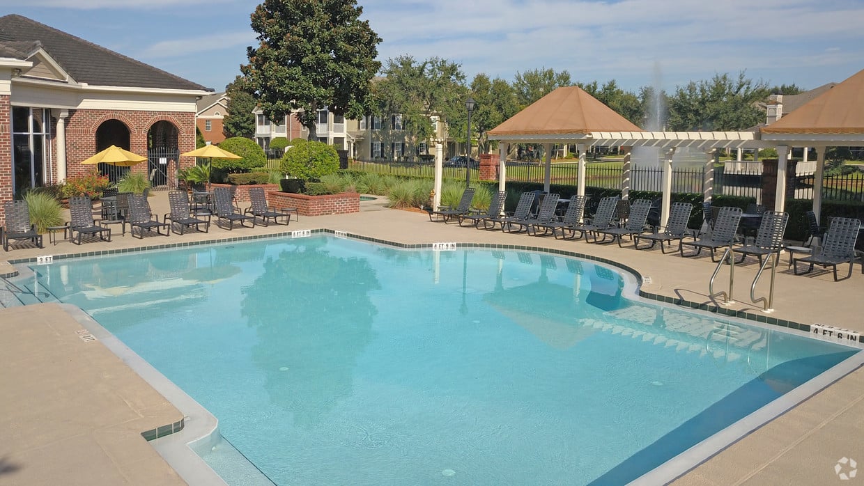 The pool at Heritage Deerwood - Condominium and Apartment Homes in Jacksonville Florida